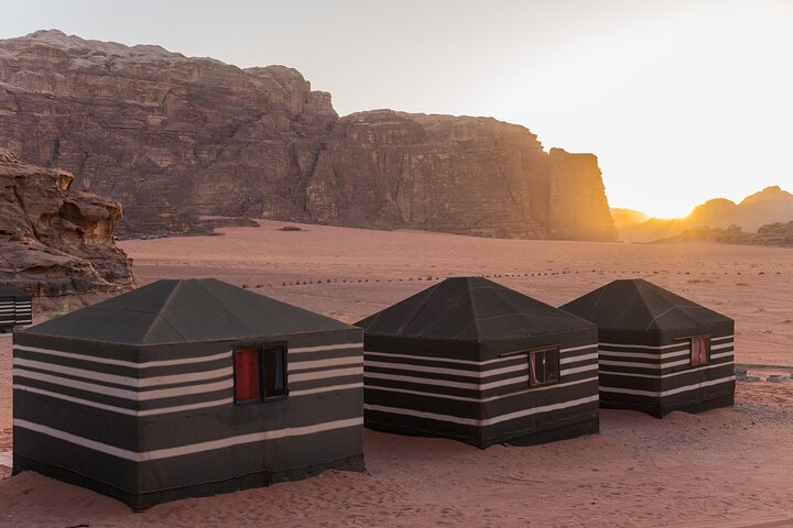 Wadi Rum: Explorer Jeep Tour PASS + lokaal eten + optioneel verblijf