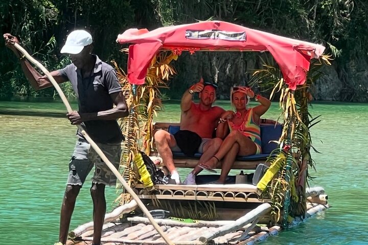 Experiencia en vehículos todo terreno, rafting en bambú y paseos a caballo en Ocho Ríos