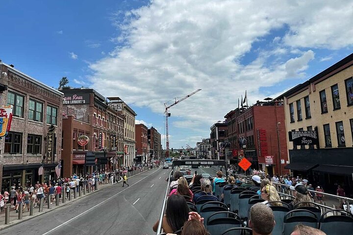 Excursão turística pela cidade de Nashville no ônibus de dois andares