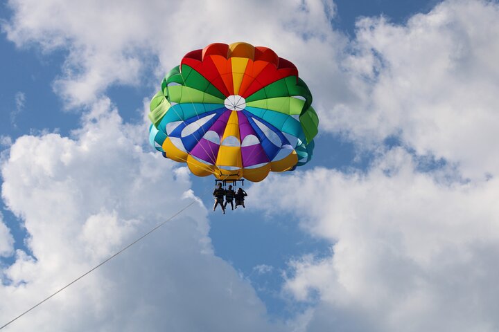 Unglaubliche Parasailing mit fantastischen Sehenswürdigkeiten