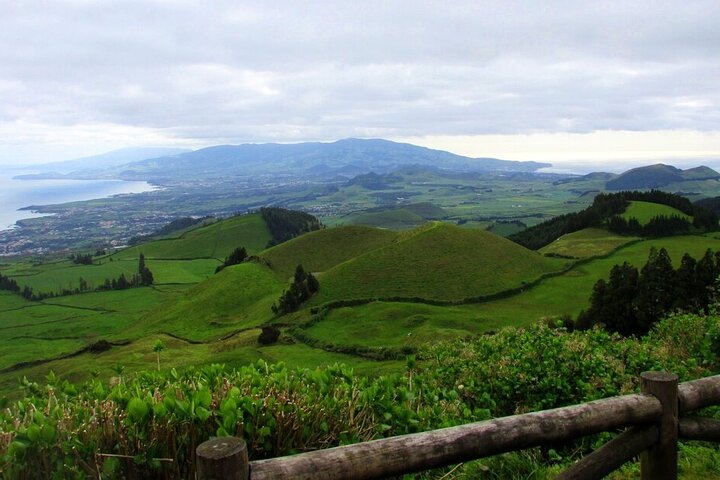 Descubra São Miguel: Full Day Fogo y Sete Cidades con almuerzo