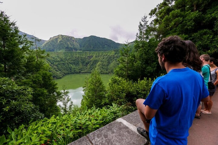 Descubra São Miguel: Full Day Fogo y Sete Cidades con almuerzo