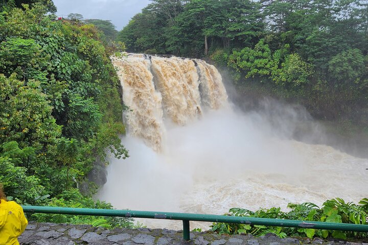 Excursão de um dia pelos vulcões, cachoeiras, praias e destaques de Hilo