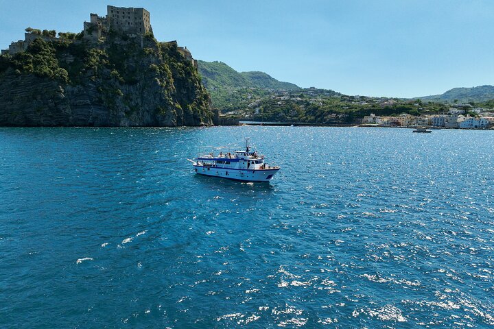 MiniCruise van Ischia met stops om te zwemmen en lunch aan boord