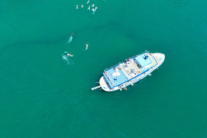 MiniCruise van Ischia met stops om te zwemmen en lunch aan boord