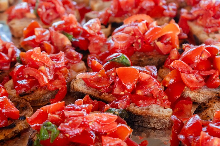 MiniCruise van Ischia met stops om te zwemmen en lunch aan boord