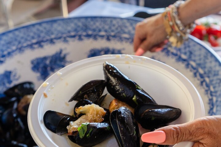 MiniCruise van Ischia met stops om te zwemmen en lunch aan boord