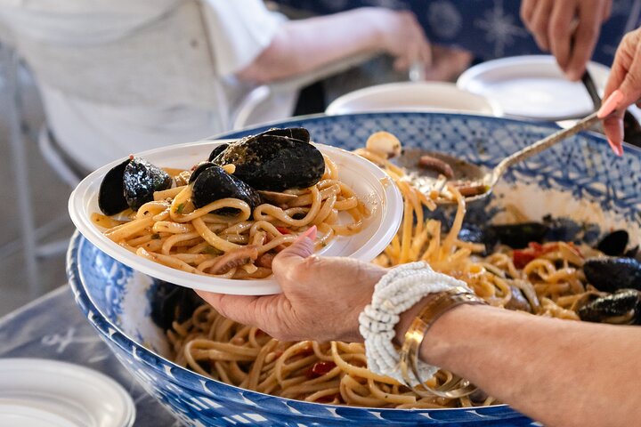 MiniCruise van Ischia met stops om te zwemmen en lunch aan boord