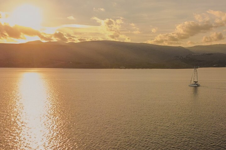 Crucero al atardecer en catamarán con comida, bebidas y traslado