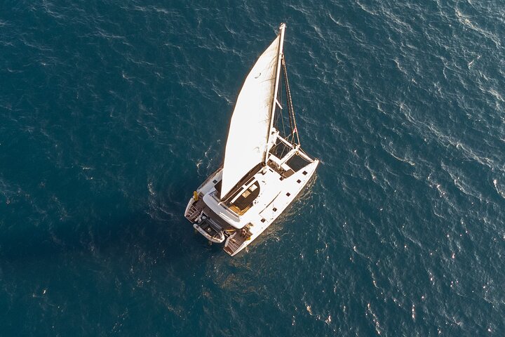Crucero al atardecer en catamarán con comida, bebidas y traslado