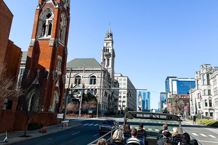 Excursão turística pela cidade de Nashville no ônibus de dois andares