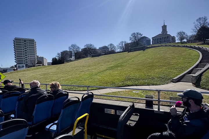 Excursão turística pela cidade de Nashville no ônibus de dois andares
