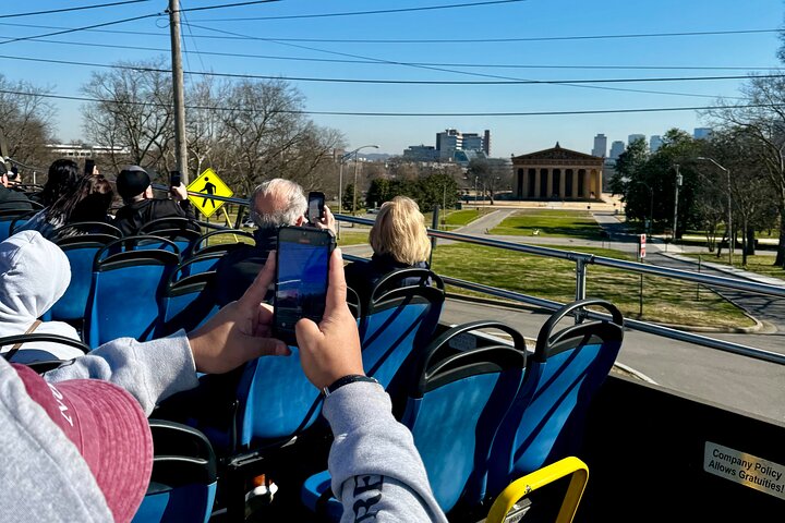 Excursão turística pela cidade de Nashville no ônibus de dois andares