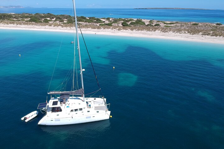 Naviga a Formentera con il tour in crociera in catamarano