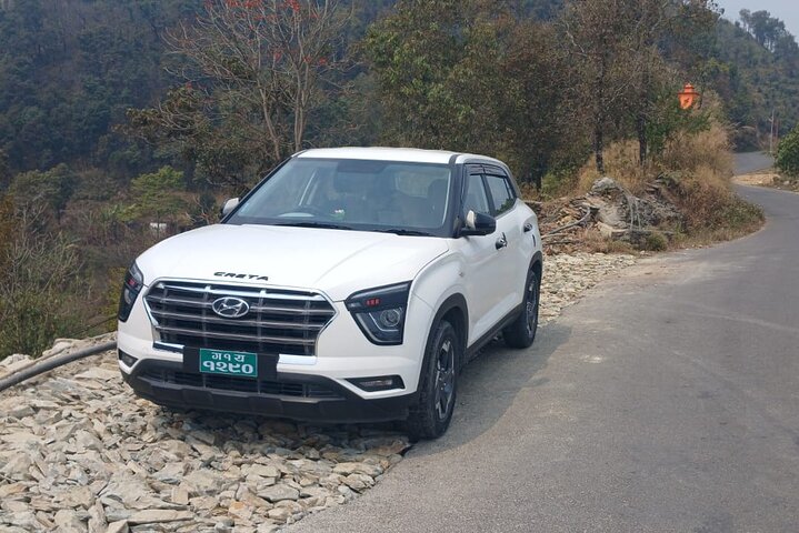 Pokhara naar Kathmandu Privétour met luxe auto en jeep