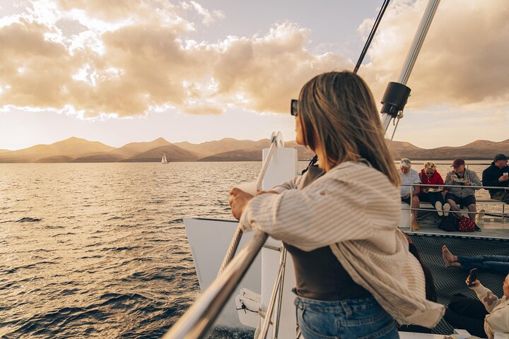 Lanzarote: Delfine bei Sonnenuntergang 2-stündige Segelkatamaran Tour