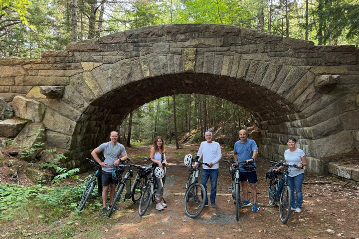 Selbstgeführte E-Bike-Touren auf den Kutschstraßen des Acadia-Nationalparks