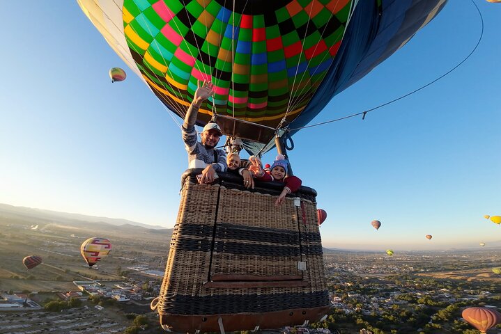 Heißluftballonfahrt über Teotihuacan + Abholung + Frühstück in einer Höhle