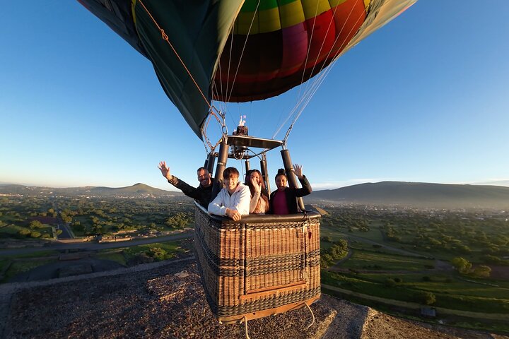 Heißluftballonfahrt über Teotihuacan + Abholung + Frühstück in einer Höhle