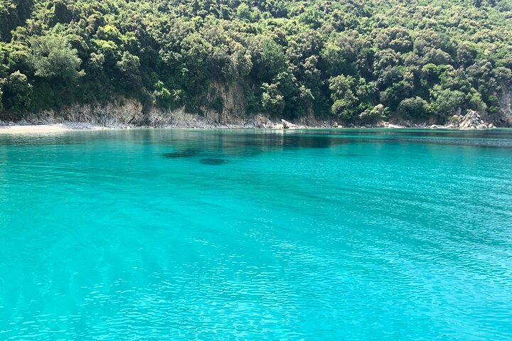 Sarandë : Excursion en bateau en petit groupe avec arrêts baignade, boissons et parasols