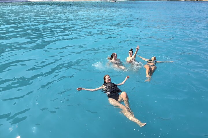 Tour in motoscafo Nuoto Snorkeling nella spiaggia di Pigeon Cave Mirror