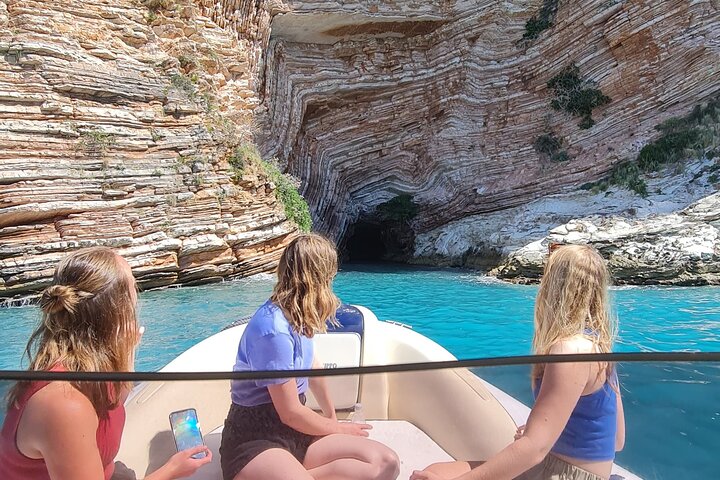 Tour in motoscafo Nuoto Snorkeling nella spiaggia di Pigeon Cave Mirror