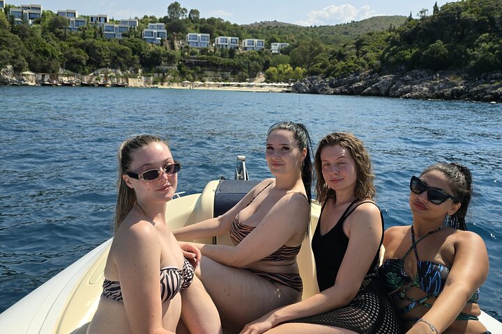 Tour in motoscafo Nuoto Snorkeling nella spiaggia di Pigeon Cave Mirror