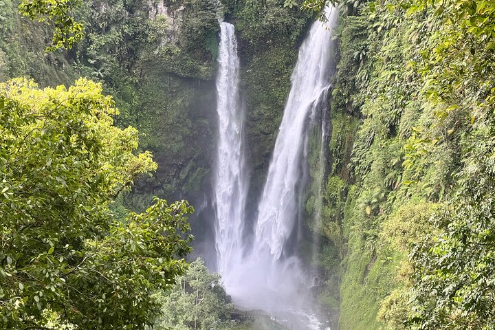 Jakarta Regenwoud Wandelen naar Verborgen Waterval & Hangbrug