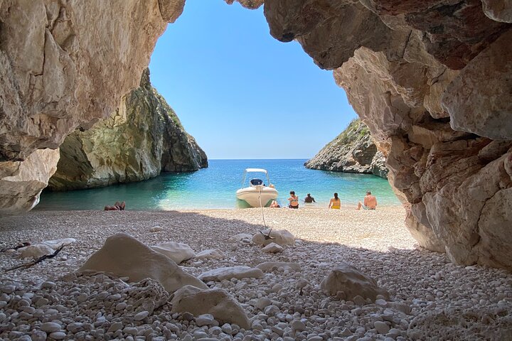 Activiteiten in de omgeving van Secret Blue Gem Cave & Grama Bay Boat Tours