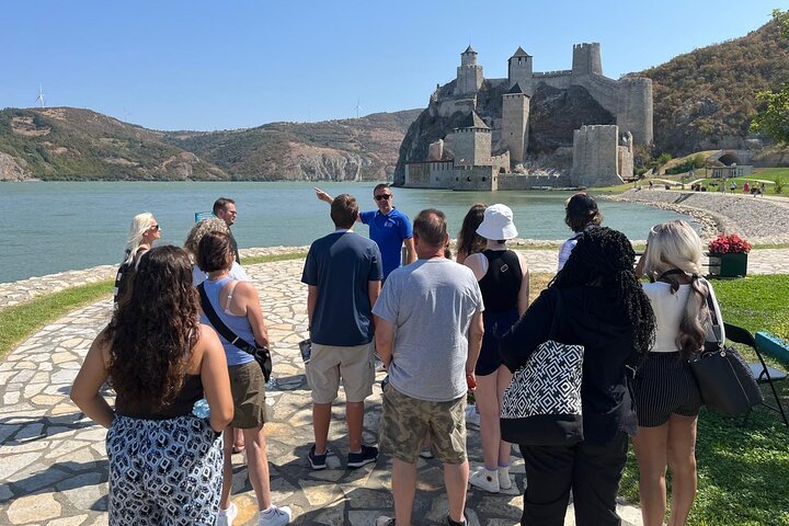 Langs Donau: Golubac Fortress & Iron Gate Gorge dagstur fra Beograd