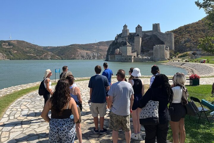 Langs Donau: Golubac Fortress & Iron Gate Gorge dagstur fra Beograd