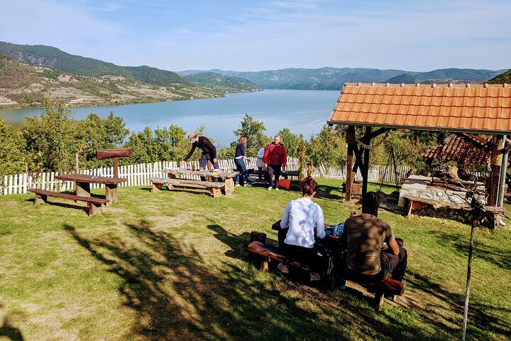 Langs Donau: Golubac Fortress & Iron Gate Gorge dagstur fra Beograd