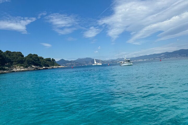 Excursion privée en bateau à Antibes et Billionaire Bay – Détente et plongée avec tuba