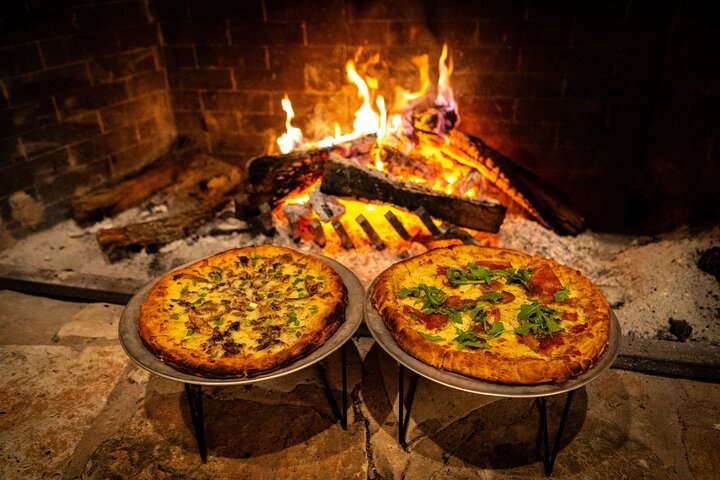 Pizza & pølser: Restauranter i nærheten av Flat Creek Estate