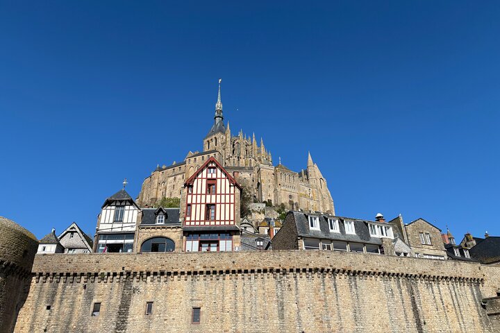 Een begeleide wandeltocht van 2 uur door het dorp Mont Saint Michel.