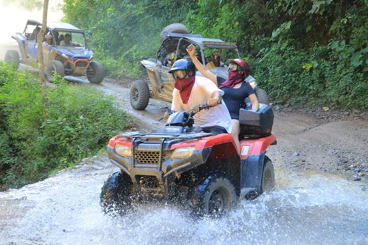 Tour privado en Cuatrimoto con cascada y degustación de Tequila