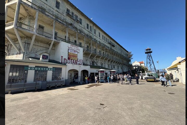 Tour interior de Alcatraz con ferry, audio gratuito y opción nocturna