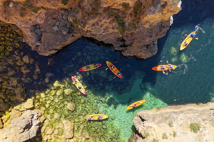 Von Lagos : Kajaktour durch die Höhlen von Ponta da Piedade mit dem Boot
