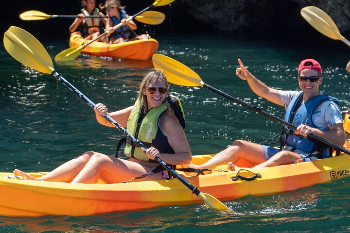 Von Lagos : Kajaktour durch die Höhlen von Ponta da Piedade mit dem Boot