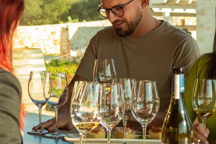 Omvisning og smaking i kjelleren, oppdag de organiske vinene til Ostuni