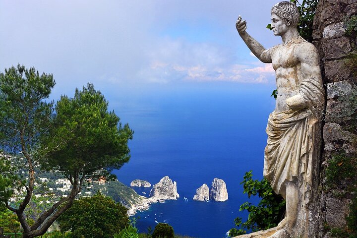 Excursión de un día en grupo pequeño a Capri desde Positano o Praiano