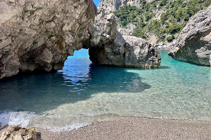 Excursión de un día en grupo pequeño a Capri desde Positano o Praiano