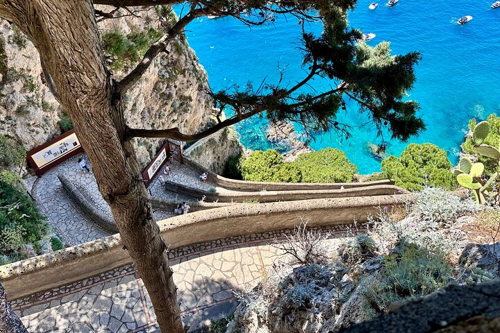 Excursión de un día en grupo pequeño a Capri desde Positano o Praiano