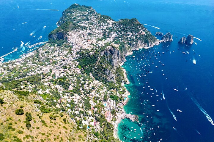 Excursión de un día en grupo pequeño a Capri desde Positano o Praiano