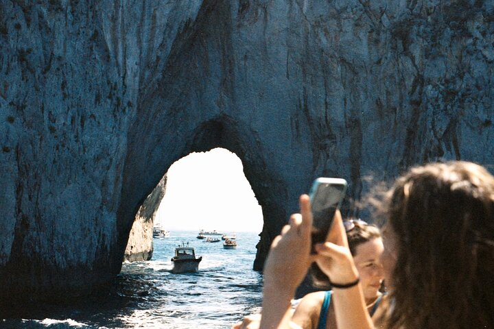 Excursión de un día en grupo pequeño a Capri desde Positano o Praiano