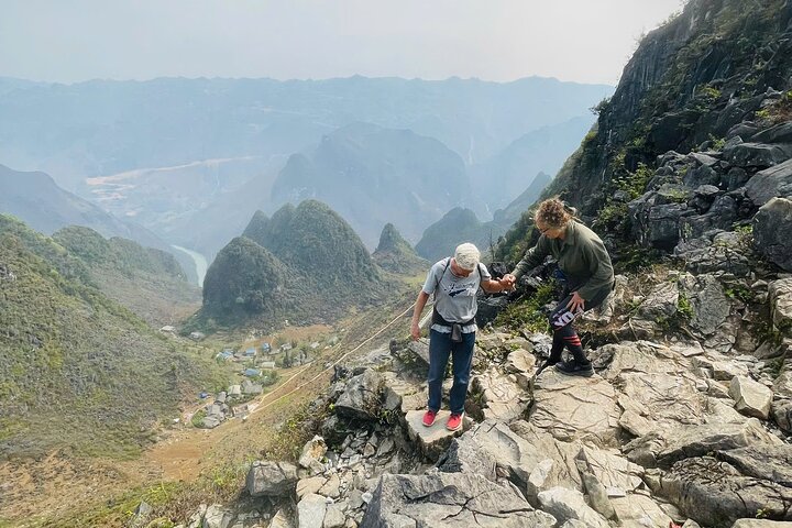 Trekking the White Cliff Ma Pi Long Pass Aventura