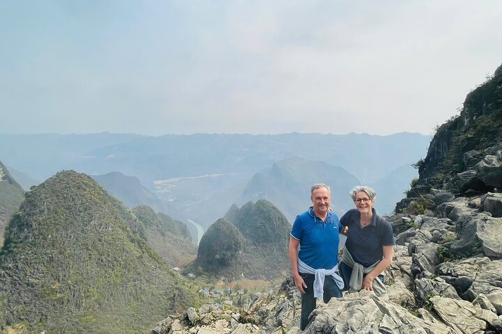 Trekking the White Cliff Ma Pi Long Pass Aventura