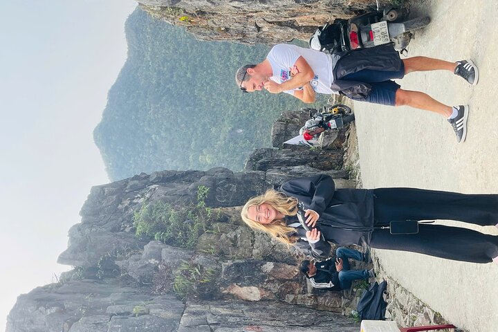 Trekking the White Cliff Ma Pi Long Pass Aventura