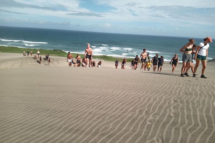 "Aventura en la Costa de Coral: Cerámica, Kava, Meke, Dunas y Templo''