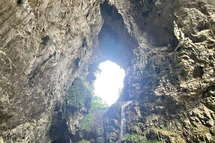 Private Tagestour zum Gulong Canyon und Cave Fairland von Guangzhou